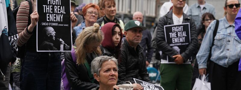 Fans beim Gedenken zum Gedenken an die verstorbene Sängerin Sinéad O'Connor in Dublin. - Foto: Brian Lawless/PA Wire/dpa