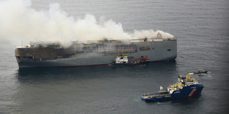 Der Autofrachter «Fremantle Highway» in der Nordsee. - Foto: Flugzeug der Küstenwache/Küstenwache der Niederlande/dpa