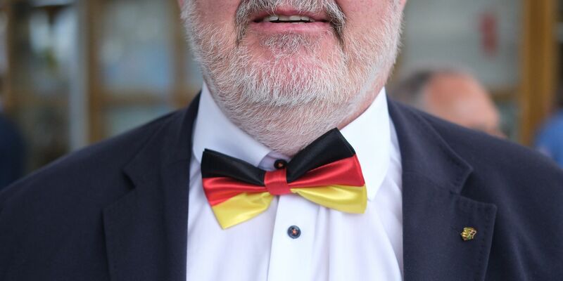 Ein Delegierter der AfD- Europawahlversammlung trägt eine Fliege in den deutschen Nationalfarben schwarz-rot-gold. - Foto: Sebastian Willnow/dpa