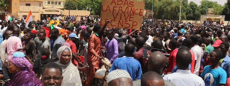 Demonstranten nehmen kurz nach dem Putsch Ende Juli in Nigers Hauptstadt Niamey an einem Marsch zur Unterstützung der Militärjunta teil. - Foto: Djibo Issifou/dpa
