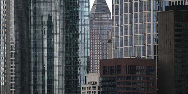 BMX-Profi Sergio Layos aus Spanien zeigt beim freien Training für den Eurobike Skyline BMX Contest auf dem Frankfurter Messegelände sein Können. - Foto: Arne Dedert/dpa