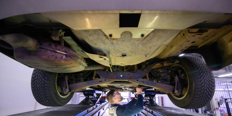 Mehr als jeder fünfte Wagen wies bei der Hauptuntersuchung zuletzt erhebliche oder sogar gefährliche Mängel auf. (Archivbild)h - Foto: Julian Stratenschulte/dpa