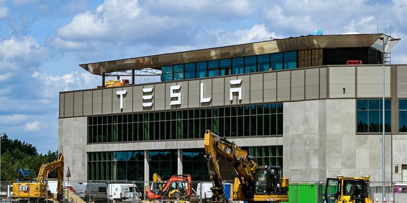 Blick auf die Tesla-Gigafactory in Grünheide bei Berlin. - Foto: Jens Kalaene/dpa