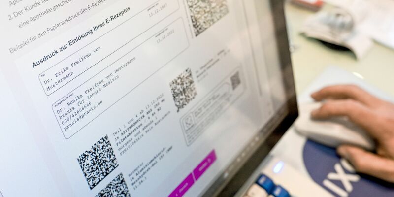 Hier können Rezepte gespeichert werden: Elektronische Gesundheitskarte. (Archivbild) - Foto: Jens Kalaene/dpa