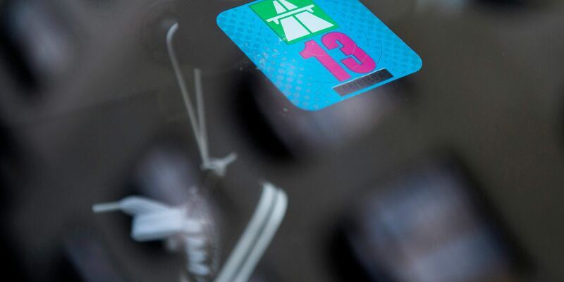 Ab August können E-Vignetten für Schweizer Autobahnen online gekauft werden. - Foto: Peter Schneider/KEYSTONE/dpa