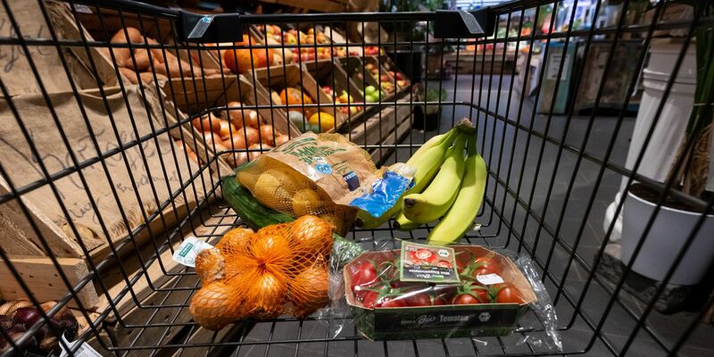 Eine Packung Smacks darf nicht fehlen beim Einkauf - so geht es manch Verbraucher in Deutschland. - Foto: Sven Hoppe/dpa
