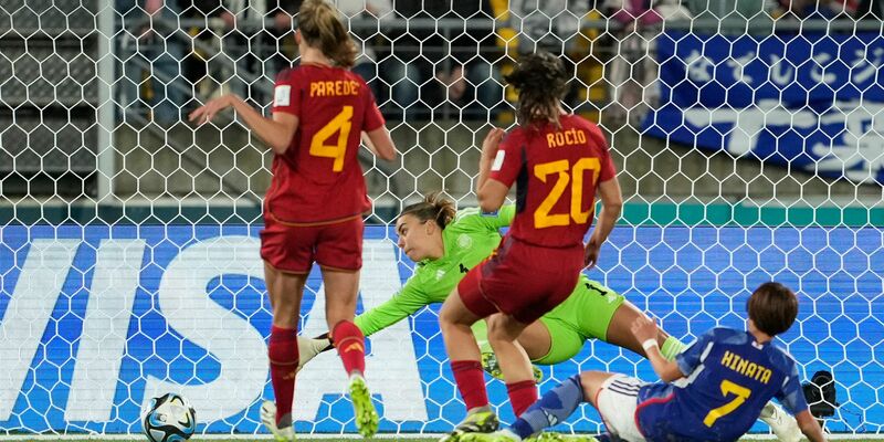 Japans Hinata Miyazawa (r) erzielt das erste Tor ihrer Mannschaft. - Foto: John Cowpland/AP/dpa