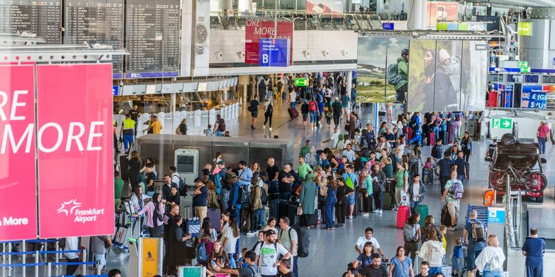 Reisende am Flughafen Frankfurt: Die Fraport AG hat neue Zahlen zum Flugverkehr vorgelegt. - Foto: Andreas Arnold/dpa