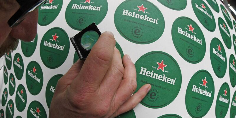 Bierdeckel für Heineken: Der Bierbrauer ist mit den derzeitigen Absatzzahlen nicht zufrieden. - Foto: Uli Deck/dpa