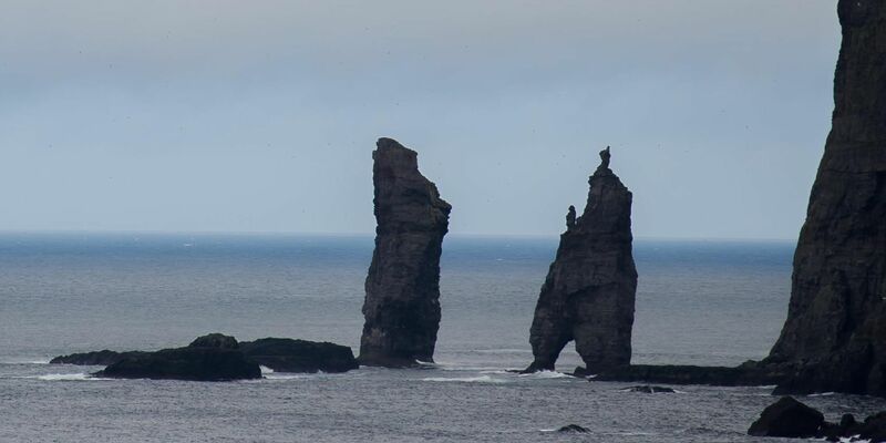 Die Naturdenkmäler Risin und Kellingin, zwei große Steinsäulen auf den Färöer-Inseln im Nordatlantik. - Foto: picture alliance / dpa