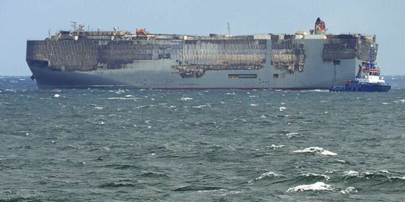 Der Frachter «Fremantle Highway» an seinem neuen vorläufigen Ankerplatz. - Foto: Flugzeug der Küstenwache/Küstenwache der Niederlande/dpa