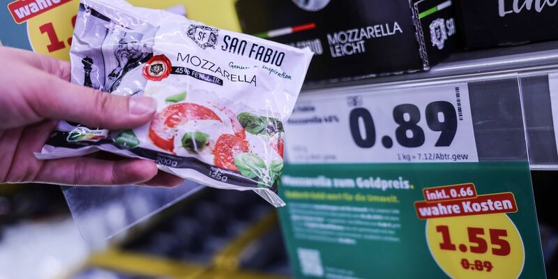 Der Discounter Penny bietet in der Aktionswoche neun Produkte mit Preisen an, die auch verdeckte Kosten bei der Produktion berücksichtigen. - Foto: Oliver Berg/dpa