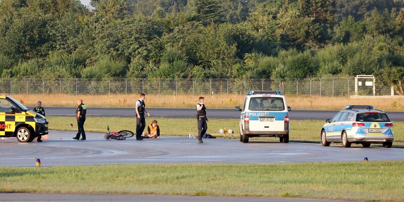 Klimaaktivisten am 13. Juli auf einem Rollfeld des Hamburger Flughafens. - Foto: Bodo Marks/dpa