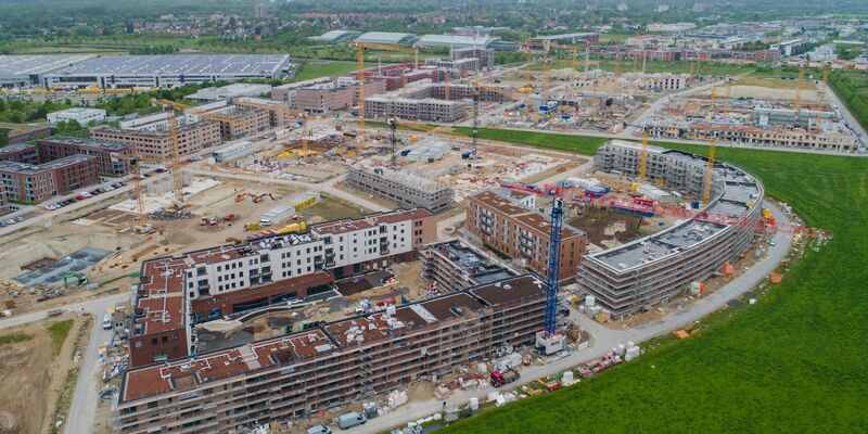 Mehrfamilienhäuser entstehen in Kronsrode bei Hannover: Immobilien werden noch einmal teurer. - Foto: Julian Stratenschulte/dpa