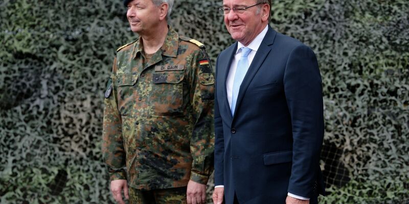 Verteidigungsminister Boris Pistorius steht bei seinem Antrittsbesuchs beim Kommando Cyber- und Informationsraum in Rheinbach neben Vizeadmiral Thomas Daum (l). - Foto: Henning Kaiser/dpa