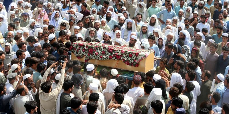 Trauernde nehmen in Bajur an der Beerdigung von Opfern der Bombenexplosion teil. - Foto: Mohammad Sajjad/AP/dpa
