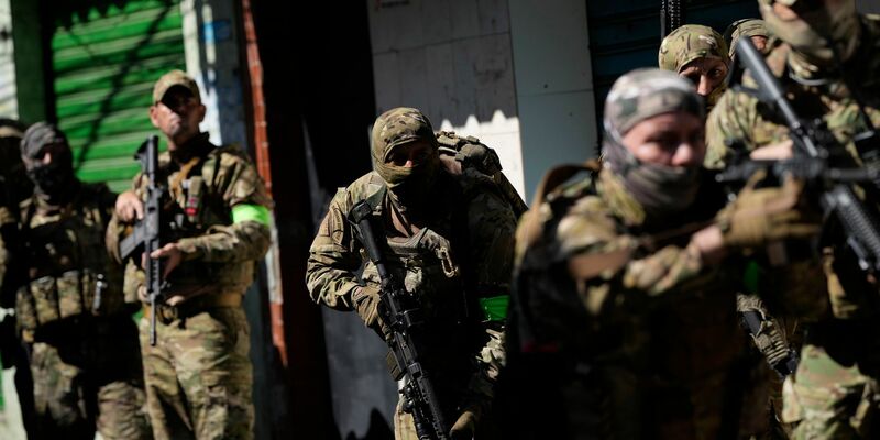 Einsatz der brasilianischen Polizei in einem Armenviertel (Archivbild). Bei einem Polizei-Einsatz im Bundesstaat São Paulo sind mindestens acht Menschen ums Leben gekommen. - Foto: Silvia Izquierdo/AP/dpa