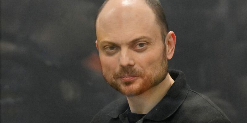 Wladimir Kara-Mursa steht in einem Glaskäfig im Gerichtssaal in Moskau. - Foto: Dmitry Serebryakov/AP/dpa