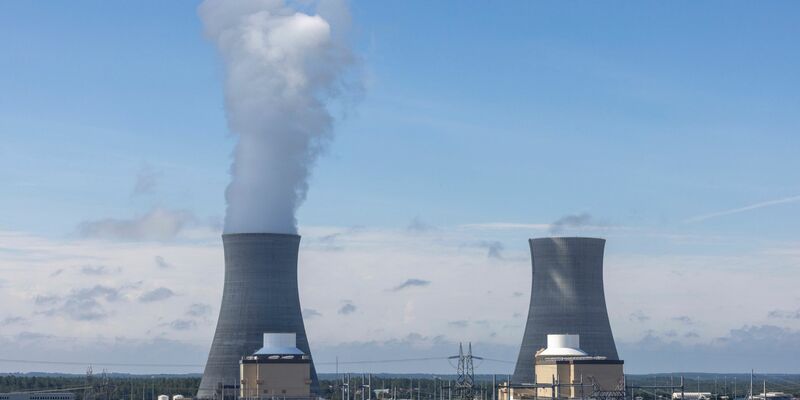 Die Blöcke 3 (l) und 4 im Kraftwerk Vogtle in Burke County in der Nähe von Waynesboro, Georgia. - Foto: Arvin Temkar/Atlanta Journal-Constitution/AP/dpa