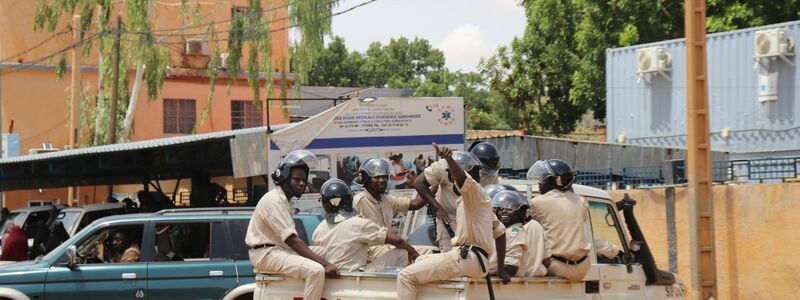 Demonstranten zeigen in Nigers Hauptstadt Niamey ihre Unterstützung für die Putschisten. - Foto: Djibo Issifou/dpa