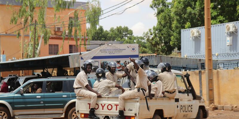 Polizisten fahren am Rande eines Marsches zur Unterstützung der Putschisten durch Niamey. Nach dem Putsch im Niger haben Tausende dem Militär ihre Unterstützung zugesichert. - Foto: Djibo Issifou/dpa