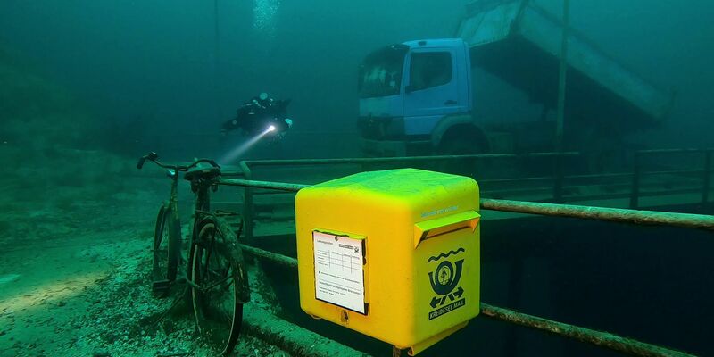 Ein gelber Briefkasten der Marke Eigenbau wurde im niedersächsischen Kreidesee in einer Tiefe von 19 Metern unter Normalnull angebracht. - Foto: Jens-Uwe Lamm/Tauchbasis Kreidesee/dpa