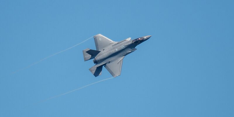 Ein Kampfflugzeug vom Typ F-35 fliegt über der US-Air Base Spangdahlem während der Luftwaffenübung «Air Defender 2023». - Foto: Harald Tittel/dpa