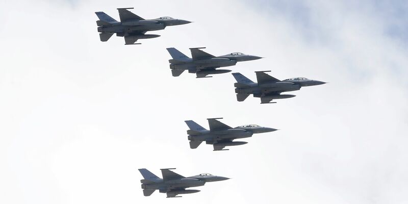 Amerikanische F-16-Kampfjets der Luftwaffe Taiwans fliegen über Taipeh. - Foto: Chiang Ying-ying/AP