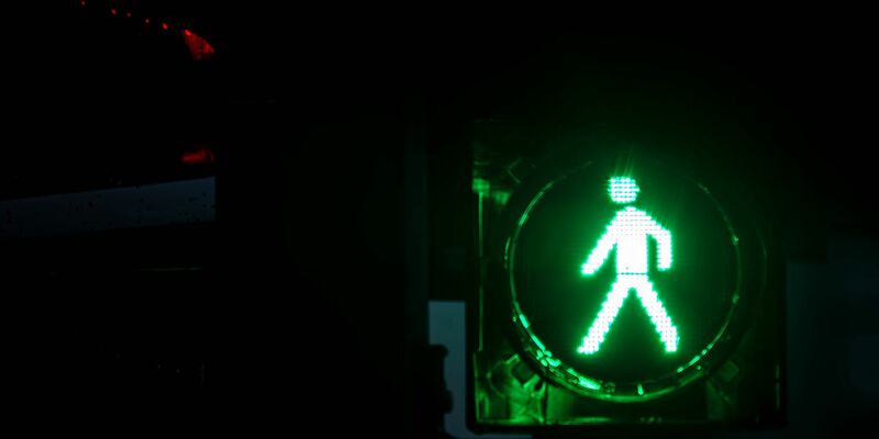 Das grüne Ampelmännchen einer Fußgängerampel leuchtet. Die Bundesagentur für Arbeit gibt die aktuellen Arbeitsmarktzahlen bekannt. - Foto: Sina Schuldt/dpa