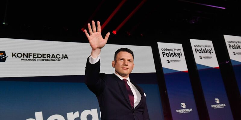 Der polnische Politiker Slawomir Mentzen denkt nationalistisch und anti-europäisch, ist gesellschaftlich konservativ und strikt gegen Abtreibung. - Foto: Piotr Nowak/PAP/dpa