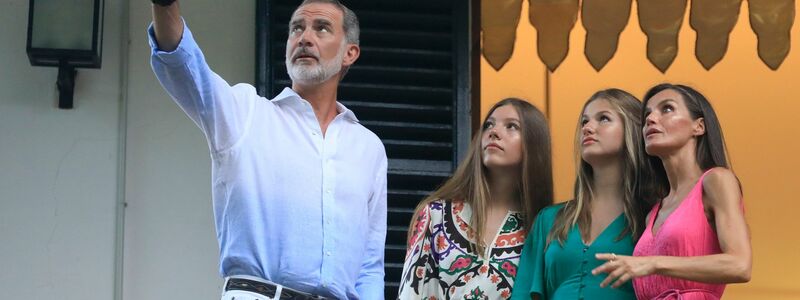 König Felipe VI. (l-r), mit seinen Töchtern Sofia und Leonor sowie Königin Letizia beim Besuch des Dorfes Bunyola. - Foto: Clara Margais/dpa