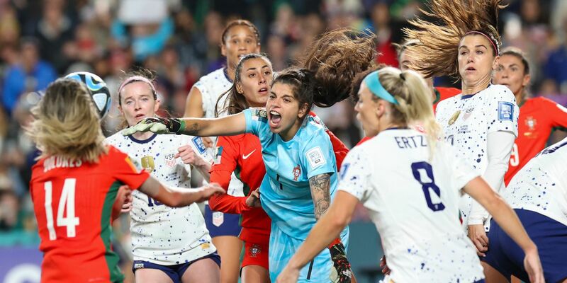 Die portugiesische Torhüterin Ines Pereira (M) wehrt einen Ball ab. - Foto: Rafaela Pontes/AP/dpa