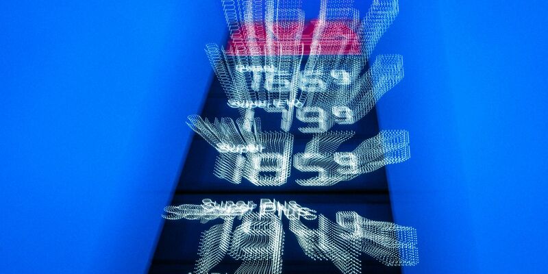 Die Spritpreise an den deutschen Tankstellen steigen derzeit wieder an. - Foto: Jens Büttner/dpa