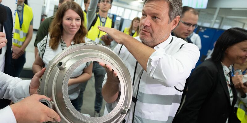 Bundeswirtschaftsminister Robert Habeck während eines Besuchs des Raumfahrtunternehmens Isar Aerospace in Ottobrunn. - Foto: Marijan Murat/dpa