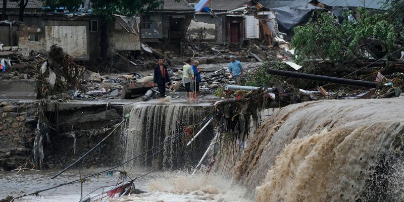 Zerstörte HÀuser in Peking. Die extremen RegenfÀlle sind eine Folge des Tropensturms «Doksuri». - Foto: Andy Wong/AP/dpa