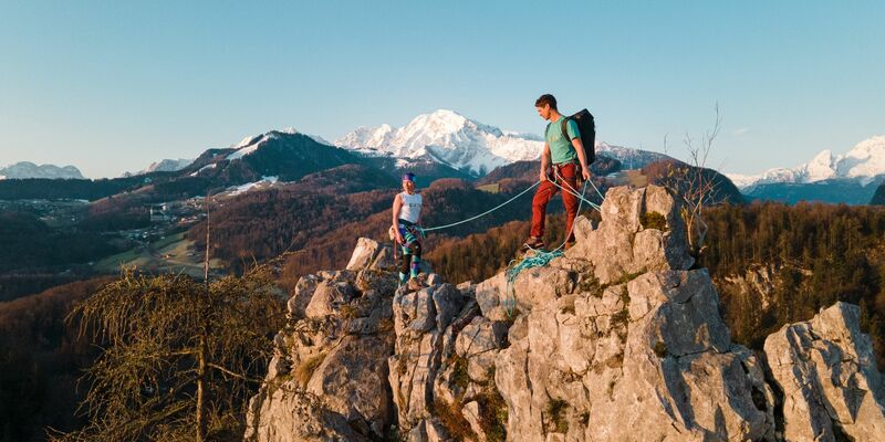 Bergsteiger klettern angeseilt auf dem Barmstein bei Hallein in Österreich. Der Klimawandel macht Wandern und Bergsteigen risikoreicher. - Foto: Tobi Ebner/Salzburger Bergsportführerverband/dpa