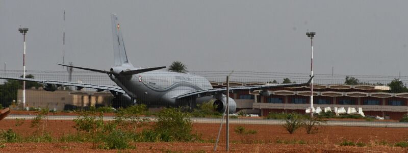 Ein Airbus der französischen Luftwaffe auf dem internationalen Flughafen von Niamey. - Foto: Generalstab der französischen Armee/dpa