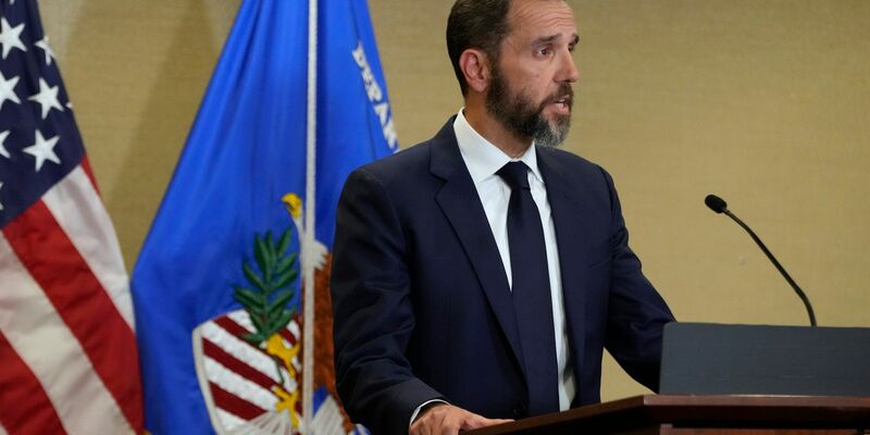 Sonderermittler Jack Smith untersucht die Versuche des Ex-US-Präsidenten Trump, das Ergebnis der Präsidentenwahl 2020 zu kippen, sowie die Affäre um die Aufbewahrung geheimer Dokumente nach dem Ende von dessen Amtszeit. - Foto: Jacquelyn Martin/AP