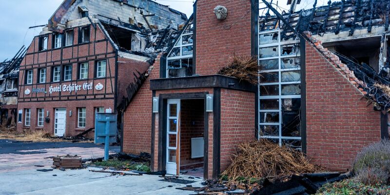 Blick auf das abgebrannte Hotelgebäude in Groß Strömkendorf bei Wismar, das als Unterkunft für Geflüchtete aus der Ukraine genutzt wurde. Gutachter kamen zu dem Schluss, dass das Feuer absichtlich gelegt wurde - vermutlich mit Hilfe eines Brandbeschleunigers. - Foto: Jens Büttner/dpa