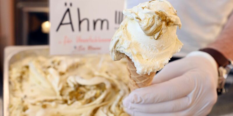 «Ähm»-Eis - eine Eigenkreation der Eisdiele Rimini in Gaggenau - schmeckt nach weißer Schokolade, vermischt mit Pistaziencrunch. - Foto: Uli Deck/dpa