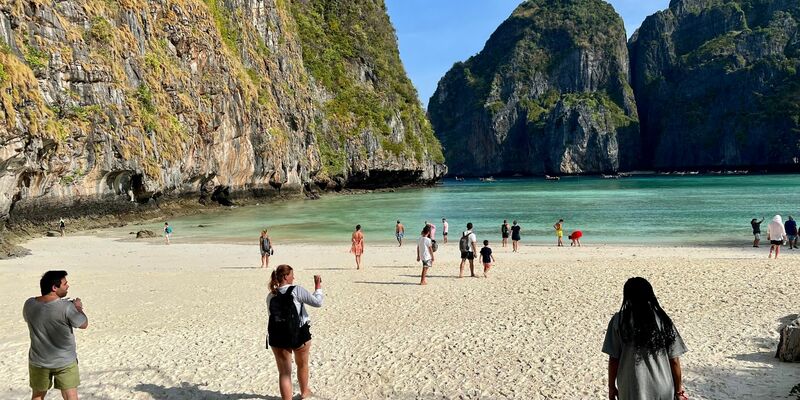 Die weltberühmte Maya Bay am frühen Morgen, bevor der große Touristenstrom kommt. - Foto: Carola Frentzen/dpa