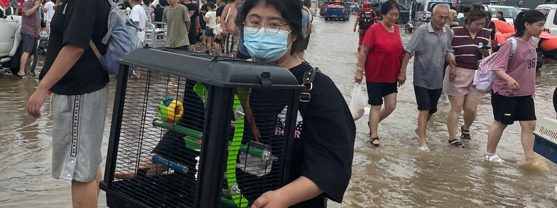 Flucht vor dem Wasser: Evakuierungen in der nordchinesischen Provinz Hebei südlich von Peking. - Foto: Andy Wong/AP