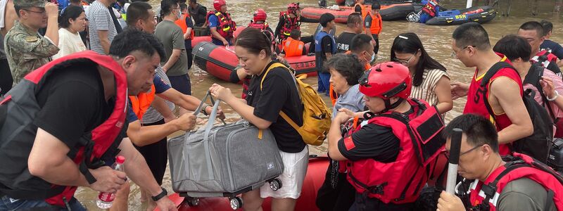 Einwohner werden mit Schlauchbooten in der nordchinesischen Provinz Hebei südlich von Peking evakuiert. - Foto: Andy Wong/AP