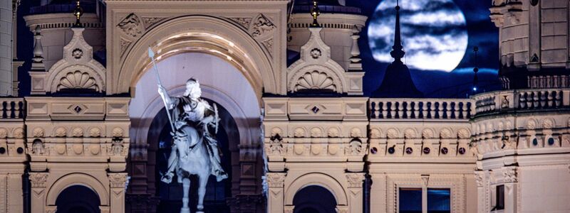 Der Vollmond geht über dem Schweriner Schloss auf.  - Foto: Jens Büttner/dpa