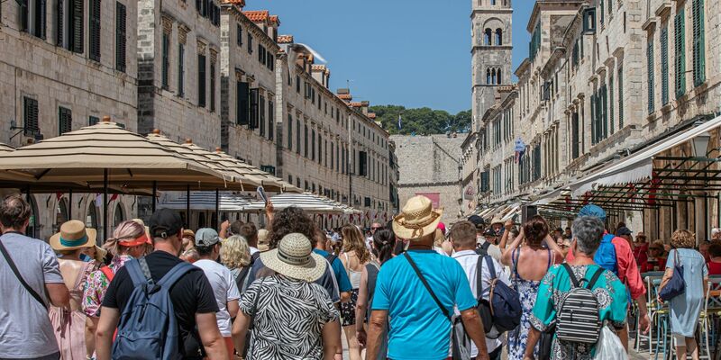 Mengen von Touristen schieben sich in Dubrovnik über die Pedestrian-Brücke. - Foto: Grgo Jelavic/Pixsell