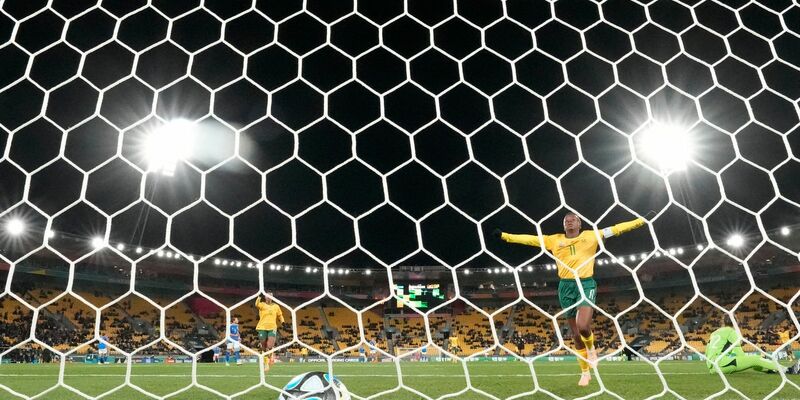 Südafrikas Thembi Kgatlana jubelt nach einem Eigentor von Italiens Benedetta Orsi. - Foto: Alessandra Tarantino/AP