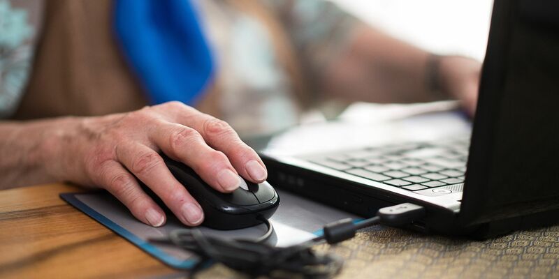 Eine Seniorin sitzt an ihrem Laptop. - Foto: Sebastian Gollnow/dpa