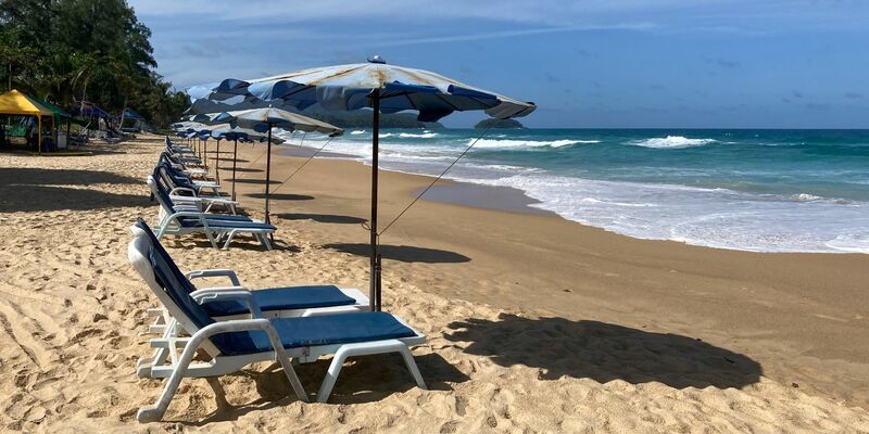 Sonne am Karon Beach auf Phuket im August 2021. Auf der thailändischen Urlaubsinsel sind innerhalb von fünf Tagen vier Touristen im Meer ertrunken. - Foto: Carola Frentzen/dpa