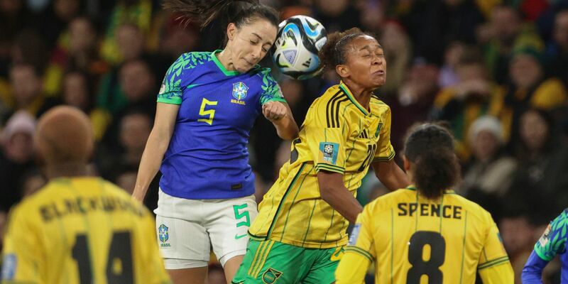 Die Brasilianerin Luana (l) und die Jamaikanerin Atlanta Primus (M) liefern sich ein Kopfballduell. - Foto: Hamish Blair/AP/dpa
