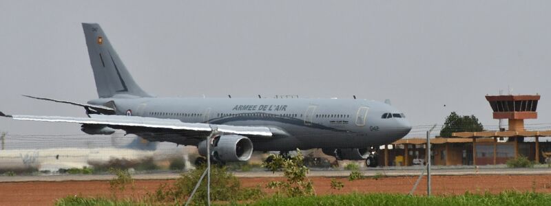 Ein Flugzeug der französischen Luftwaffe auf dem internationalen Flughafen von Niamey. Zwei Evakuierungsmaschinen sind inzwischen in Frankreich gelandet. - Foto: Generalstab der französischen Armee/dpa